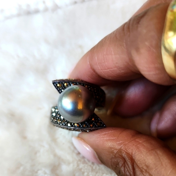 Elegant Silver Pearl Ring - Picture 2 of 4